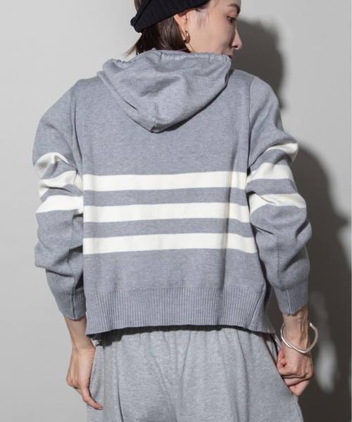 【新品同様】デイジーリン　サイドスリットロゴ　ニットパーカー　フーディー　グレー Emma Taylor（エマテイラー）の「サイドスリットフーディニット