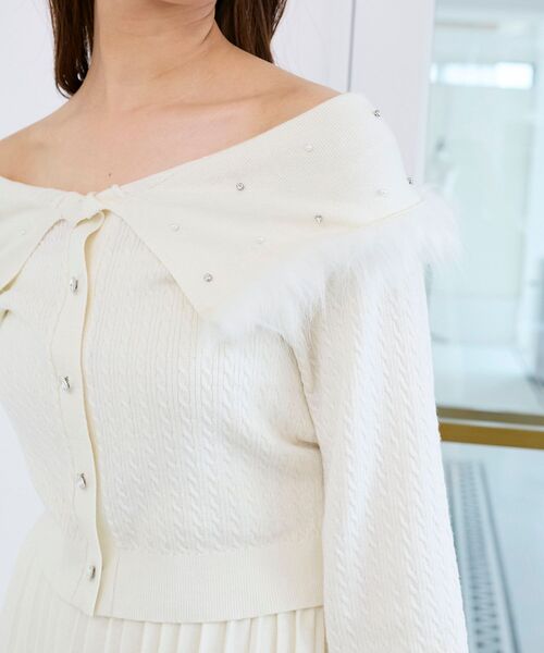 MAJESTIC LEGON（マジェスティックレゴン）の「フェイクファー付きキラキラ襟ニット（ニット/セーター・レディース・ピンク/ブラック/アイボリー・MEDIUM）」の2枚目の写真