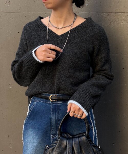 Jena espace merveilleux(ジェナ エスパスメルヴェイユ)の「【ふんわりやわらか】ソフトタッチVニット(ニット/セーター・レディース・レッド/チャコールグレー/グレー・FREE)」の2枚目の写真