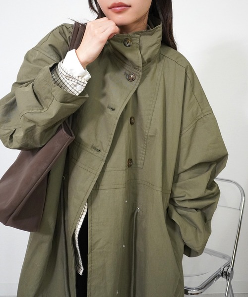 gossara(ゴサラ)の「【羽織るだけで旬顔に】ミリタリーオーバーコート(ノーカラーコート・レディース・カーキ/ブラック/ベージュ・FREE)」の3枚目の写真