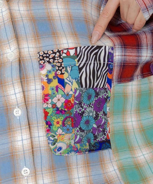 ScoLar（スカラー）の「153687：チェックと総柄のアシメパッチワークシャツ（シャツ/ブラウス・レディース・ブルー・M）」の6枚目の写真