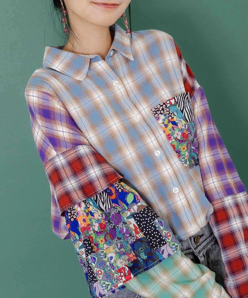ScoLar（スカラー）の「153687：チェックと総柄のアシメパッチワークシャツ（シャツ/ブラウス・レディース・ブルー・M）」の5枚目の写真