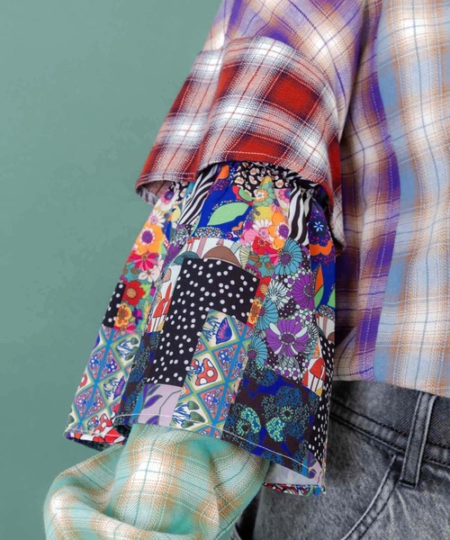 ScoLar（スカラー）の「153687：チェックと総柄のアシメパッチワークシャツ（シャツ/ブラウス・レディース・ブルー・M）」の4枚目の写真