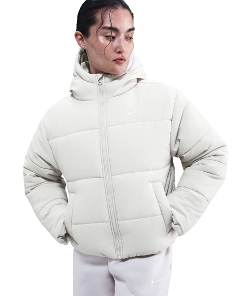 NIKE(ナイキ)の「ナイキ NIKE ナイキ NSW TF SYNFL CLSC PFR ジャケット(ダウンジャケット/コート・レディース・オフホワイト・M/L/XL/S)」の1枚目の写真