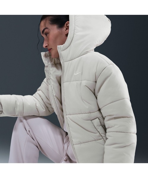 NIKE(ナイキ)の「ナイキ NIKE ナイキ NSW TF SYNFL CLSC PFR ジャケット(ダウンジャケット/コート・レディース・オフホワイト・M/L/XL/S)」の5枚目の写真