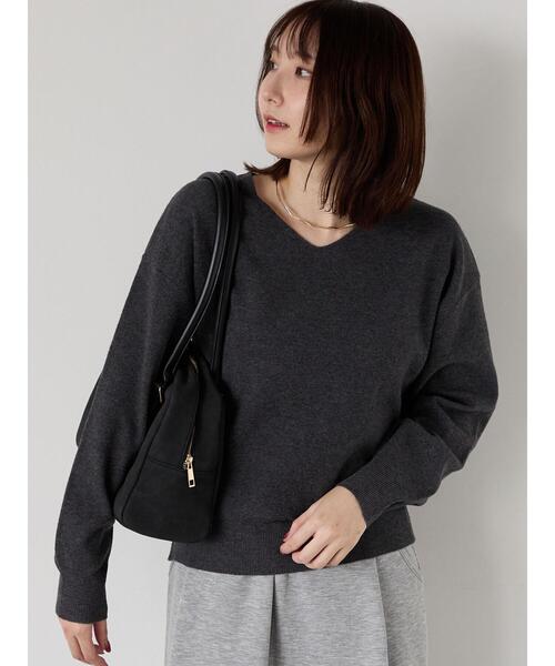 Te chichi TERRASSE（テチチテラス）の「もちもちミラノリブVネックニット（ニット/セーター・レディース・チャコールグレー/オフホワイト/イエロー/ブルー・F）」の3枚目の写真