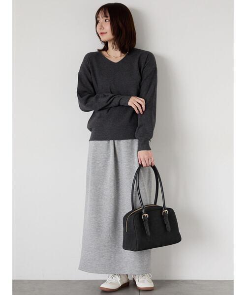 Te chichi TERRASSE（テチチテラス）の「もちもちミラノリブVネックニット（ニット/セーター・レディース・チャコールグレー/オフホワイト/イエロー/ブルー・F）」の8枚目の写真