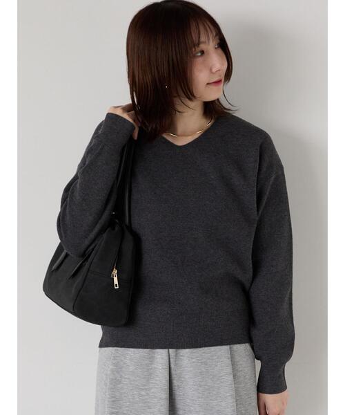 Te chichi TERRASSE（テチチテラス）の「もちもちミラノリブVネックニット（ニット/セーター・レディース・チャコールグレー/オフホワイト/イエロー/ブルー・F）」の10枚目の写真