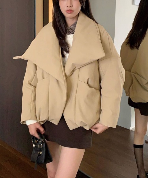 ADDITION STORE（アディションストア）の「ボリューム カラー パディングダウン ジャケット / Volume collar padded down jacket（ダウンジャケット/コート・レディース・オフホワイト/ベージュ・MEDIUM）」の2枚目の写真