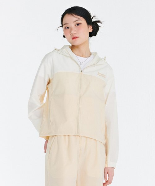 CHASECULT（チェイスカルト）の「レディーススポーティフフードジップアップ-CBRG4171C0X（パーカー・レディース・Beige・85/90/95）」の2枚目の写真