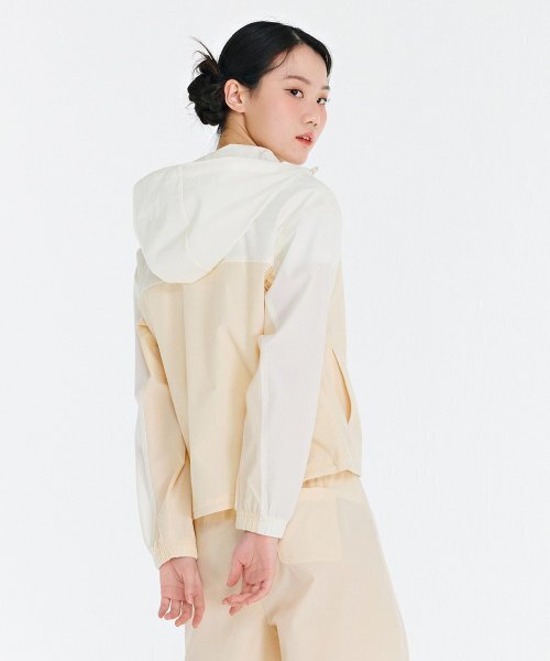 CHASECULT（チェイスカルト）の「レディーススポーティフフードジップアップ-CBRG4171C0X（パーカー・レディース・Beige・85/90/95）」の3枚目の写真