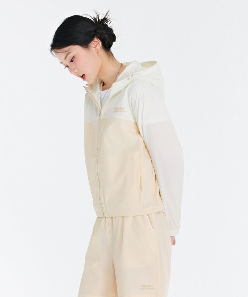 CHASECULT（チェイスカルト）の「レディーススポーティフフードジップアップ-CBRG4171C0X（パーカー・レディース・Beige・85/90/95）」の4枚目の写真
