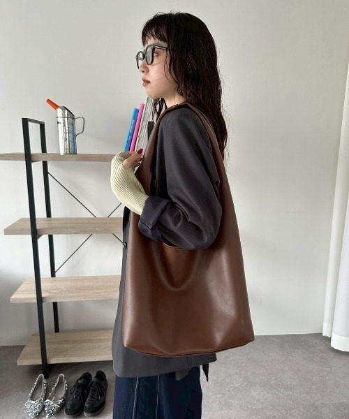 DRWCYS（ドロシーズ）の「バッグインポーチフェイクレザートートバッグ/PC・A4収納可能（トートバッグ・レディース・ブラウン・FREE）」の3枚目の写真