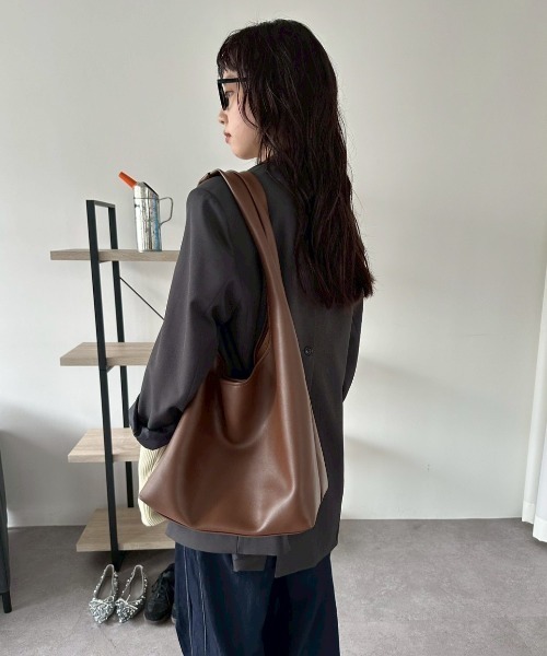 DRWCYS（ドロシーズ）の「バッグインポーチフェイクレザートートバッグ/PC・A4収納可能（トートバッグ・レディース・ブラウン・FREE）」の4枚目の写真