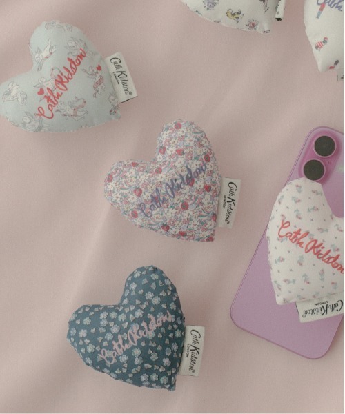 Cath Kidston（キャスキッドソン）の「パフィーハートフォングリップ Blossom Ditsy（スマホグッズ・レディース・ネイビー・FREE）」の2枚目の写真
