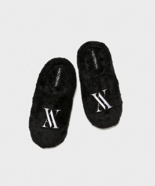 VANQUISH(ヴァンキッシュ)の「VANQUISH / ヴァンキッシュ VA刺繍 ファー スリッパ(その他シューズ・メンズ・ホワイト/ブラック・FREE)」の2枚目の写真