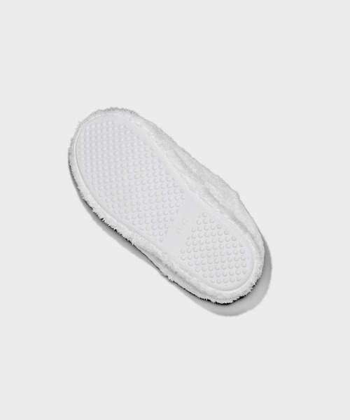 VANQUISH(ヴァンキッシュ)の「VANQUISH / ヴァンキッシュ VA刺繍 ファー スリッパ(その他シューズ・メンズ・ホワイト/ブラック・FREE)」の4枚目の写真