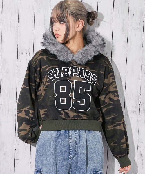 セール】《ファーフード×ツイル貼付けロゴ》ショート丈裏起毛パーカー