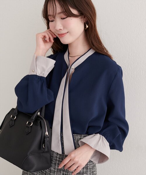 natural couture(ナチュラルクチュール)の「配色ボータイパールピンブラウス(シャツ/ブラウス・レディース・オフホワイト/ネイビー/ミント/グレイッシュベージュ・FREE)」の1枚目の写真