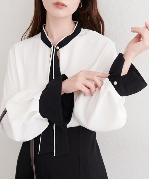 natural couture(ナチュラルクチュール)の「配色ボータイパールピンブラウス(シャツ/ブラウス・レディース・オフホワイト/ネイビー/ミント/グレイッシュベージュ・FREE)」の2枚目の写真