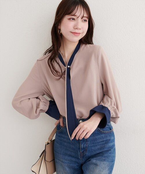natural couture(ナチュラルクチュール)の「配色ボータイパールピンブラウス(シャツ/ブラウス・レディース・オフホワイト/ネイビー/ミント/グレイッシュベージュ・FREE)」の3枚目の写真