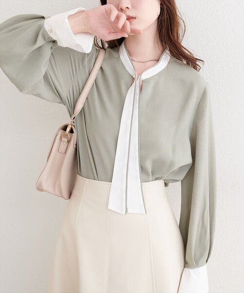 natural couture(ナチュラルクチュール)の「配色ボータイパールピンブラウス(シャツ/ブラウス・レディース・オフホワイト/ネイビー/ミント/グレイッシュベージュ・FREE)」の4枚目の写真