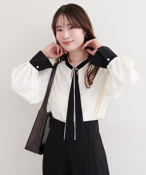 natural couture(ナチュラルクチュール)の「配色ボータイパールピンブラウス(シャツ/ブラウス・レディース・オフホワイト/ネイビー/ミント/グレイッシュベージュ・FREE)」の5枚目の写真