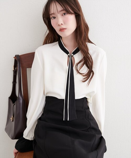 natural couture(ナチュラルクチュール)の「配色ボータイパールピンブラウス(シャツ/ブラウス・レディース・オフホワイト/ネイビー/ミント/グレイッシュベージュ・FREE)」の7枚目の写真