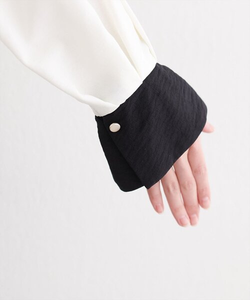 natural couture(ナチュラルクチュール)の「配色ボータイパールピンブラウス(シャツ/ブラウス・レディース・オフホワイト/ネイビー/ミント/グレイッシュベージュ・FREE)」の14枚目の写真