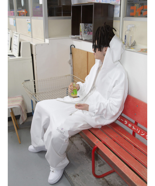 GOZER(ゴーザー)の「OVERSIZED THAILAND BIZ LOGO HOOD ZIP-UP(パーカー・メンズ・ホワイト・1/2)」の6枚目の写真