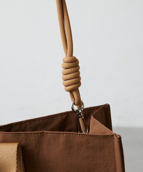 GALLARDAGALANTE（ガリャルダガランテ）の「【WEB限定】【2way／撥水加工】ナイロントート（トートバッグ・レディース・キャメル/ブラック・FREE）」の15枚目の写真