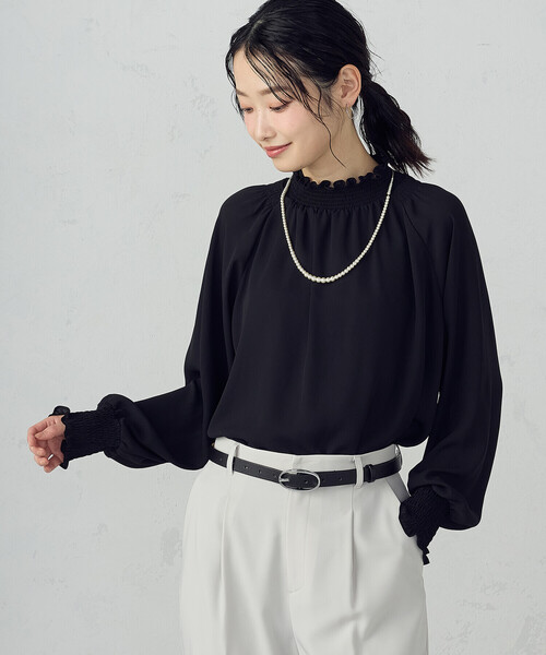 COMME CA ISM(コムサイズム)の「【宮城舞さん着用】ポリエステルジョーゼット シャーリングブラウス(シャツ/ブラウス・レディース・オフホワイト/サックスブルー/ブラック・SMALL/X-LARGE/LARGE/MEDIUM)」の2枚目の写真