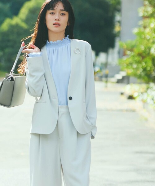 COMME CA ISM(コムサイズム)の「【宮城舞さん着用】ポリエステルジョーゼット シャーリングブラウス(シャツ/ブラウス・レディース・オフホワイト/サックスブルー/ブラック・SMALL/X-LARGE/LARGE/MEDIUM)」の7枚目の写真