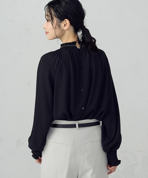 COMME CA ISM(コムサイズム)の「【宮城舞さん着用】ポリエステルジョーゼット シャーリングブラウス(シャツ/ブラウス・レディース・オフホワイト/サックスブルー/ブラック・SMALL/X-LARGE/LARGE/MEDIUM)」の17枚目の写真