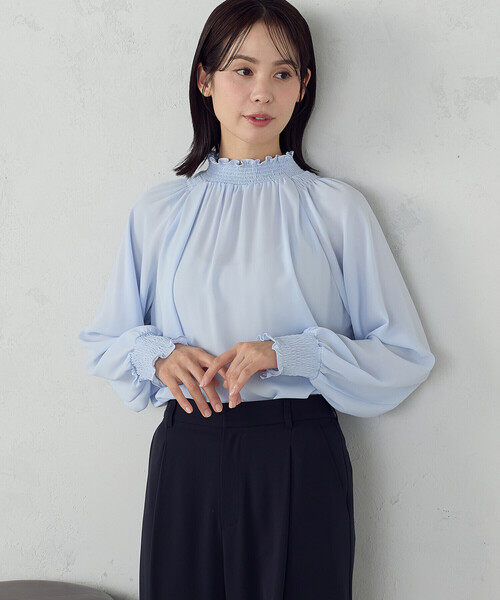 COMME CA ISM(コムサイズム)の「【宮城舞さん着用】ポリエステルジョーゼット シャーリングブラウス(シャツ/ブラウス・レディース・オフホワイト/サックスブルー/ブラック・SMALL/X-LARGE/LARGE/MEDIUM)」の22枚目の写真