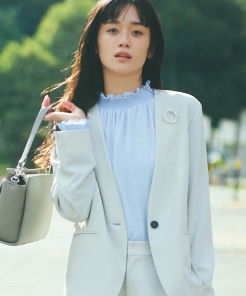 COMME CA ISM(コムサイズム)の「【宮城舞さん着用】ポリエステルジョーゼット シャーリングブラウス(シャツ/ブラウス・レディース・オフホワイト/サックスブルー/ブラック・SMALL/X-LARGE/LARGE/MEDIUM)」の3枚目の写真