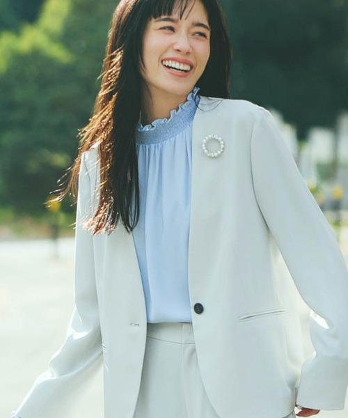 COMME CA ISM(コムサイズム)の「【宮城舞さん着用】ポリエステルジョーゼット シャーリングブラウス(シャツ/ブラウス・レディース・オフホワイト/サックスブルー/ブラック・SMALL/X-LARGE/LARGE/MEDIUM)」の4枚目の写真