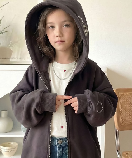 classicalelf（クラシカルエルフ）の「【キッズ】親子リンクコーデ可能◎ゆるっとダボっと可愛い♪裏起毛クロップドワイドパーカー（パーカー・キッズ・オートミール/チャコール・160/140/120/100）」の2枚目の写真