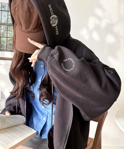 classicalelf（クラシカルエルフ）の「【キッズ】親子リンクコーデ可能◎ゆるっとダボっと可愛い♪裏起毛クロップドワイドパーカー（パーカー・キッズ・オートミール/チャコール・160/140/120/100）」の3枚目の写真