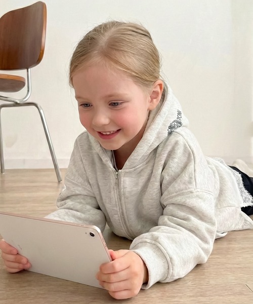 classicalelf（クラシカルエルフ）の「【キッズ】親子リンクコーデ可能◎ゆるっとダボっと可愛い♪裏起毛クロップドワイドパーカー（パーカー・キッズ・オートミール/チャコール・160/140/120/100）」の20枚目の写真