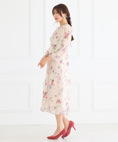 Rose Tiara(ローズティアラ)の「ラメストライプフラワープリントワンピース(ワンピース・レディース・ベージュ/ネイビー・46/42/38)」の7枚目の写真