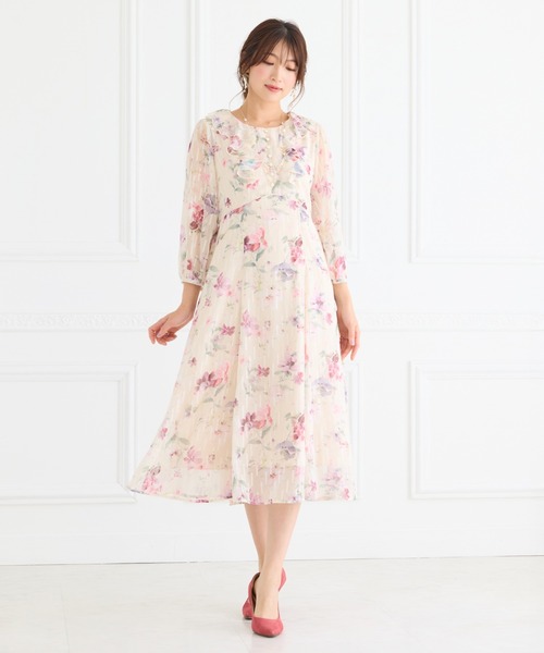 Rose Tiara(ローズティアラ)の「ラメストライプフラワープリントワンピース(ワンピース・レディース・ベージュ/ネイビー・46/42/38)」の8枚目の写真