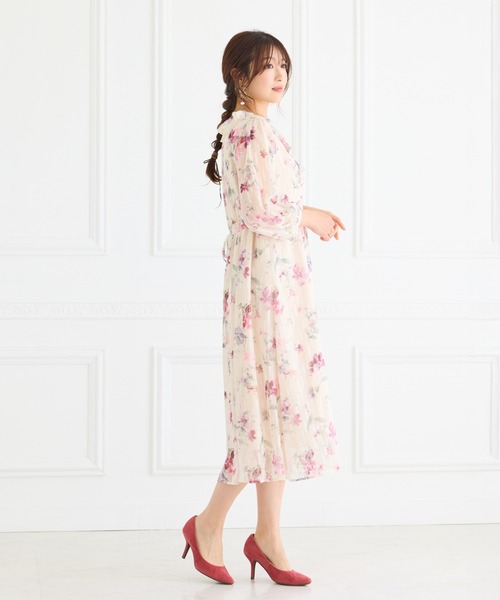 Rose Tiara(ローズティアラ)の「ラメストライプフラワープリントワンピース(ワンピース・レディース・ベージュ/ネイビー・46/42/38)」の11枚目の写真
