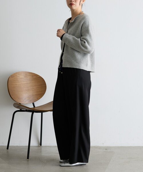 Jena espace merveilleux(ジェナ エスパスメルヴェイユ)の「【上品な落ち感】サテン切替トロミパンツ(その他パンツ・レディース・ブラック/アイボリー/グレー・FREE)」の17枚目の写真