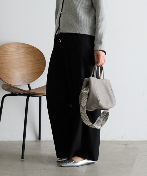 Jena espace merveilleux(ジェナ エスパスメルヴェイユ)の「【上品な落ち感】サテン切替トロミパンツ(その他パンツ・レディース・ブラック/アイボリー/グレー・FREE)」の22枚目の写真