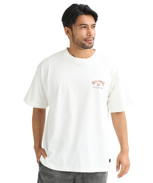 BILLABONG（ビラボン）の「BILLABONG/ビラボン 半袖 Tシャツ ロゴ バックプリント BG011214（Tシャツ/カットソー・メンズ・オフホワイト/スミクロ・XL/L/M）」の3枚目の写真