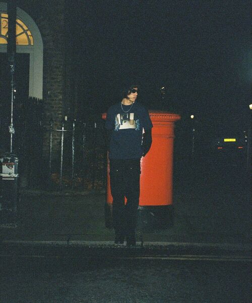 PULP/417EDIFICE（パルプフォーワンセブンエディフィス）の「UK ARTIST PROJECT【T-BONE】PHOTO TEE（Tシャツ/カットソー・メンズ・ネイビー・LARGE/MEDIUM/SMALL）」の2枚目の写真