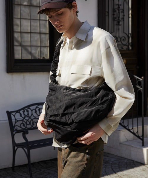 PUBLIC TOKYO（パブリックトウキョウ）の「ドローストリングショルダーバッグ（ショルダーバッグ・メンズ・カーキ/ブラック・FREE）」の3枚目の写真