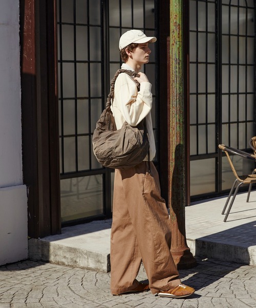 PUBLIC TOKYO（パブリックトウキョウ）の「ドローストリングショルダーバッグ（ショルダーバッグ・メンズ・カーキ/ブラック・FREE）」の6枚目の写真