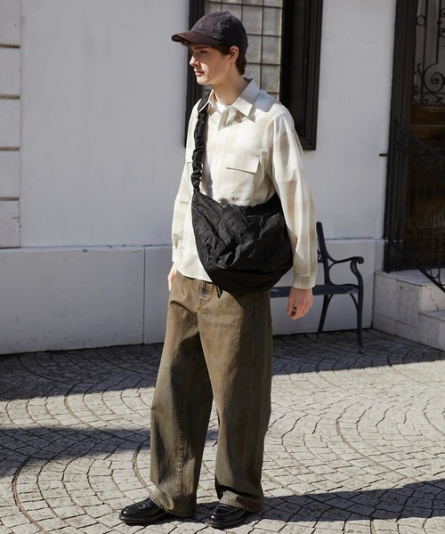 PUBLIC TOKYO（パブリックトウキョウ）の「ドローストリングショルダーバッグ（ショルダーバッグ・メンズ・カーキ/ブラック・FREE）」の4枚目の写真